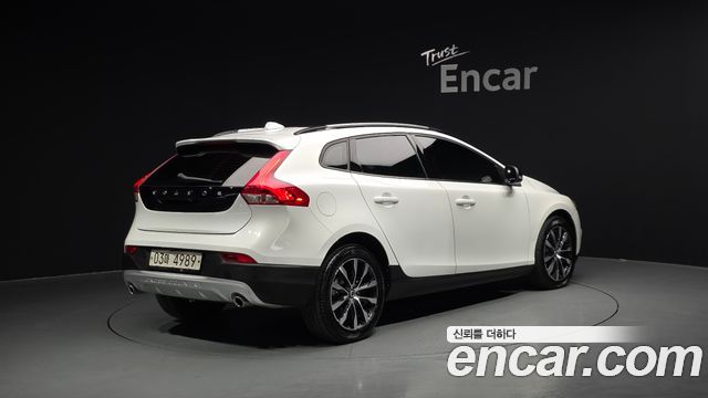 Volvo V40 2019 — photo 2