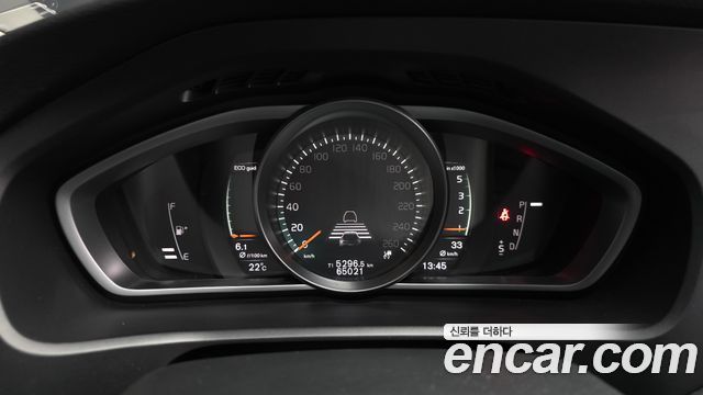 Volvo V40 2019 — photo 11