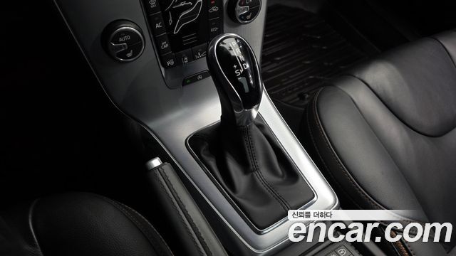 Volvo V40 2019 — photo 12