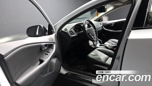 Volvo V40 2019 — photo 13