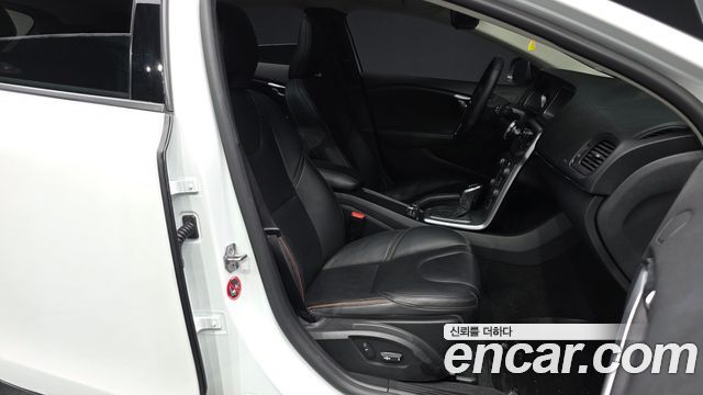 Volvo V40 2019 — photo 17