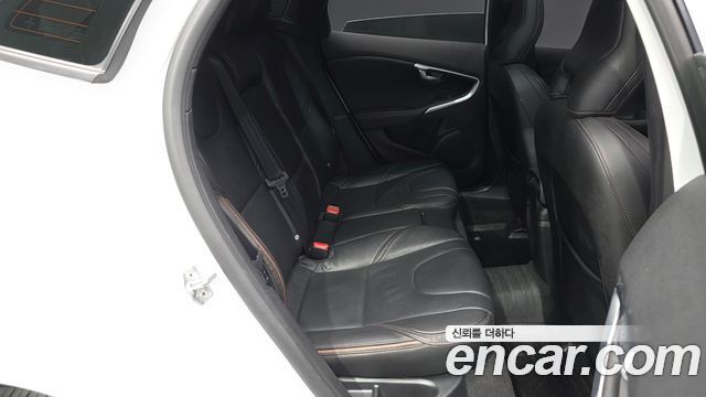 Volvo V40 2019 — photo 18