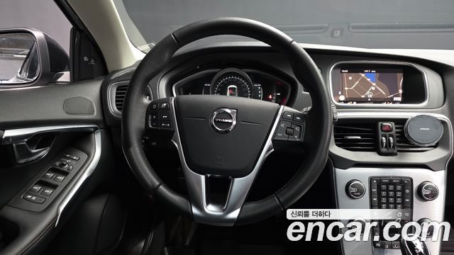 Volvo V40 2019 — photo 19