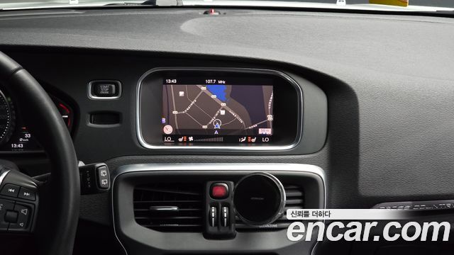 Volvo V40 2019 — photo 20