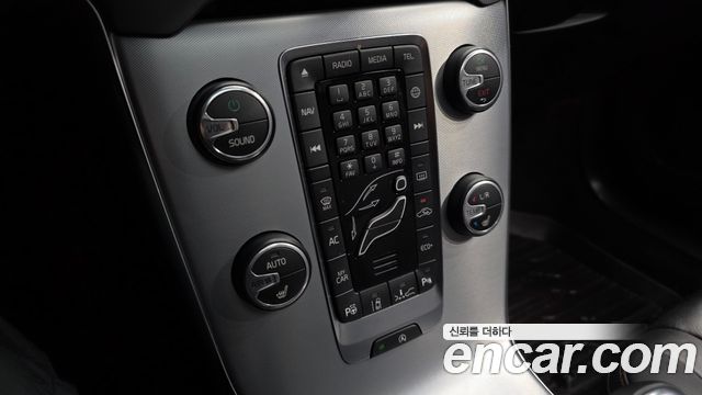 Volvo V40 2019 — photo 23