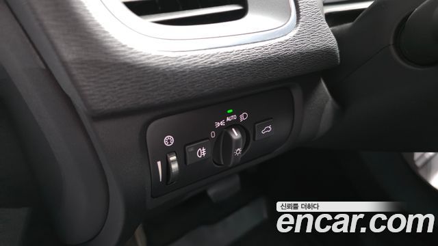 Volvo V40 2019 — photo 24