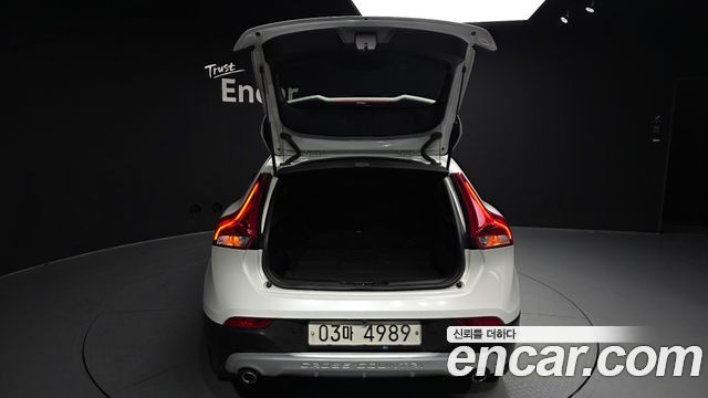 Volvo V40 2019 — photo 26