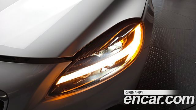 Volvo V40 2019 — photo 8