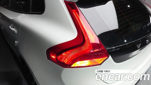 Volvo V40 2019 — photo 9