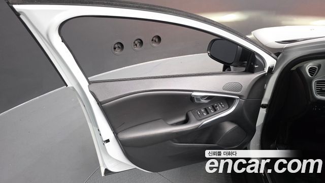 Volvo V40 2019 — photo 14