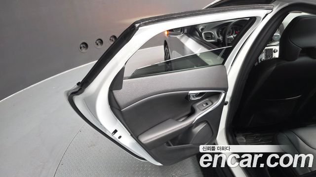 Volvo V40 2019 — photo 15
