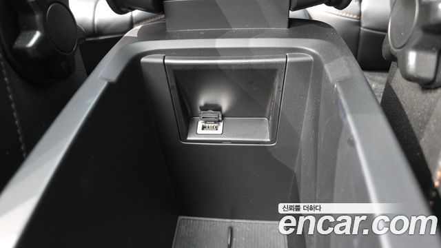 Volvo V40 2019 — photo 16