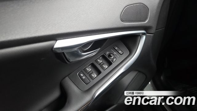 Volvo V40 2019 — photo 28