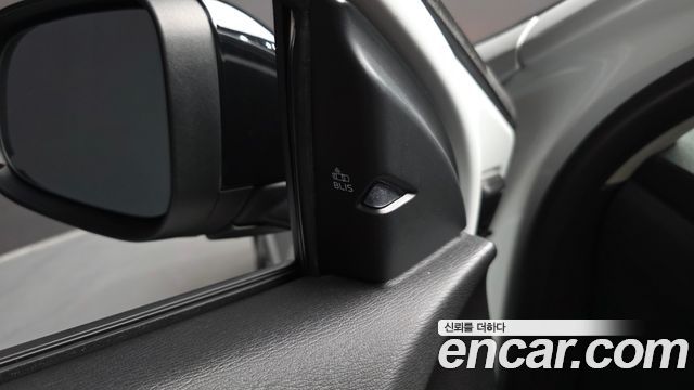 Volvo V40 2019 — photo 31