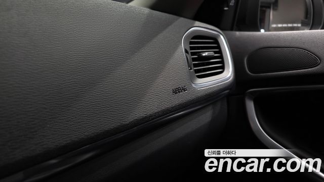 Volvo V40 2019 — photo 37