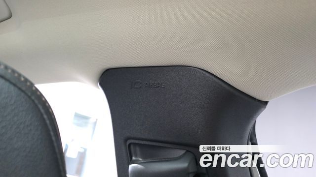 Volvo V40 2019 — photo 38