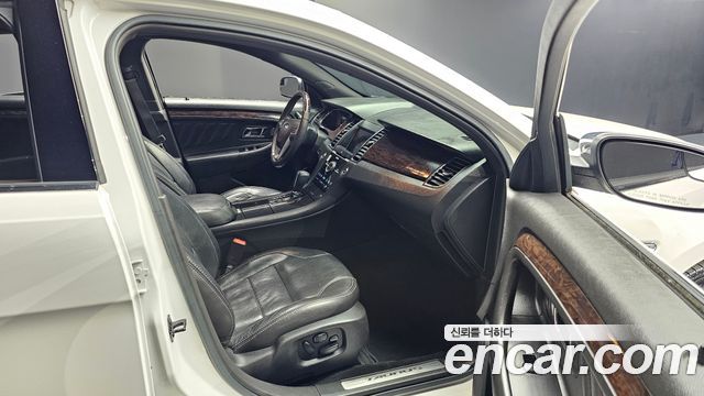 Ford Taurus 2017 — photo 11