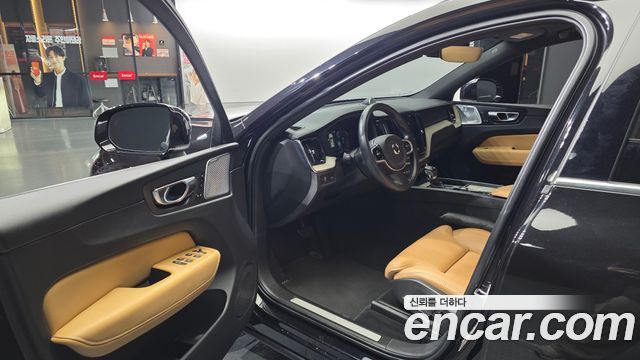 Volvo XC60 2018 — photo 13