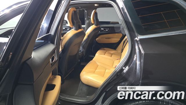 Volvo XC60 2018 — photo 17