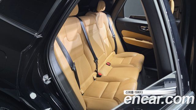Volvo XC60 2018 — photo 18