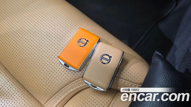 Volvo XC60 2018 — photo 21