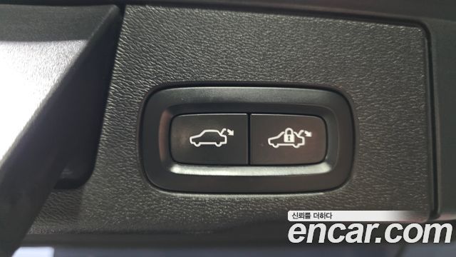Volvo XC60 2018 — photo 22