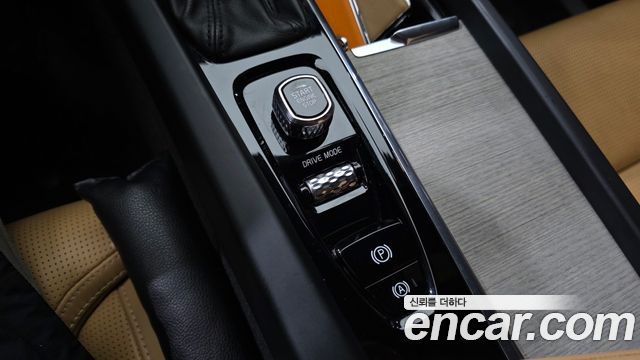 Volvo XC60 2018 — photo 24