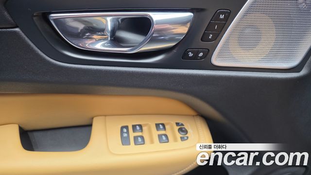 Volvo XC60 2018 — photo 25