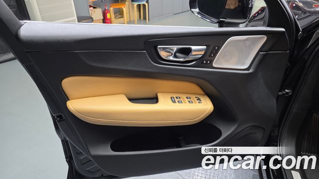 Volvo XC60 2018 — photo 14