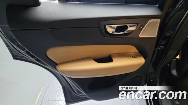 Volvo XC60 2018 — photo 15
