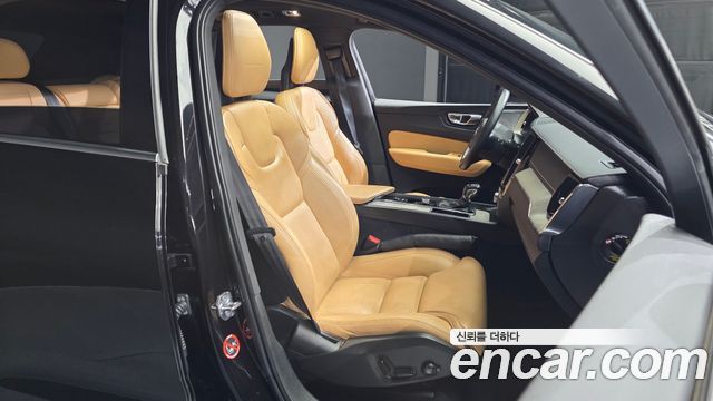 Volvo XC60 2018 — photo 16