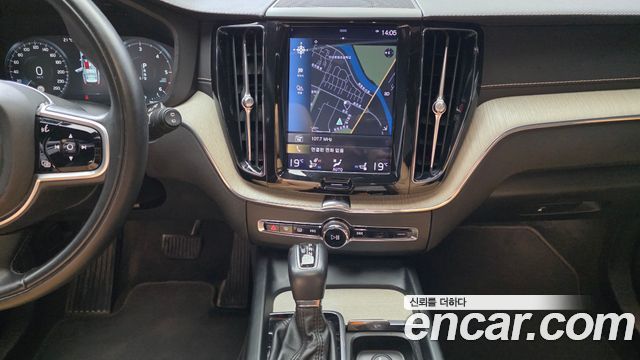 Volvo XC60 2018 — photo 28