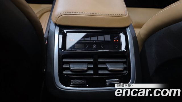 Volvo XC60 2018 — photo 29