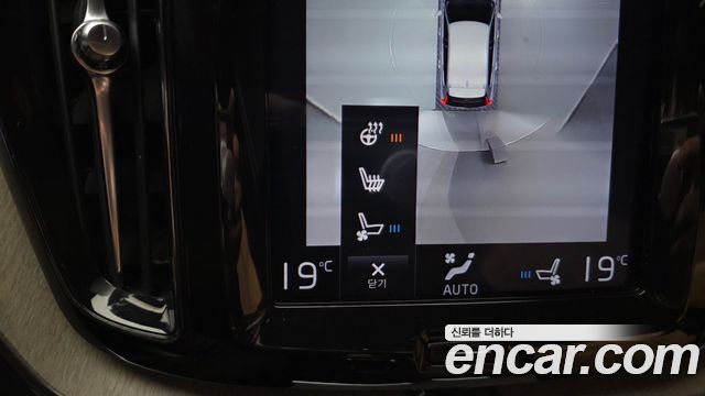 Volvo XC60 2018 — photo 30
