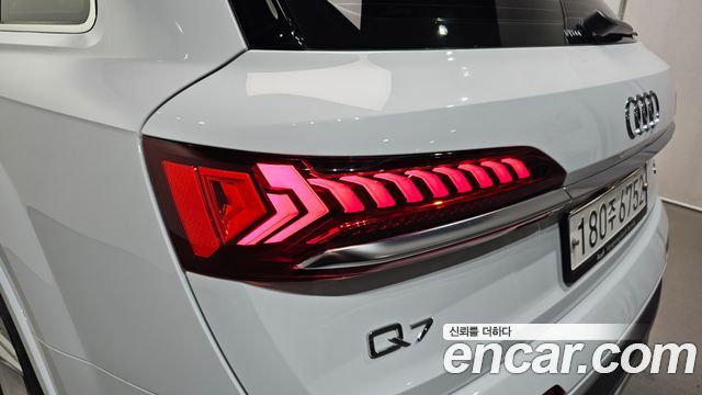 Audi Q7 2020 — photo 9