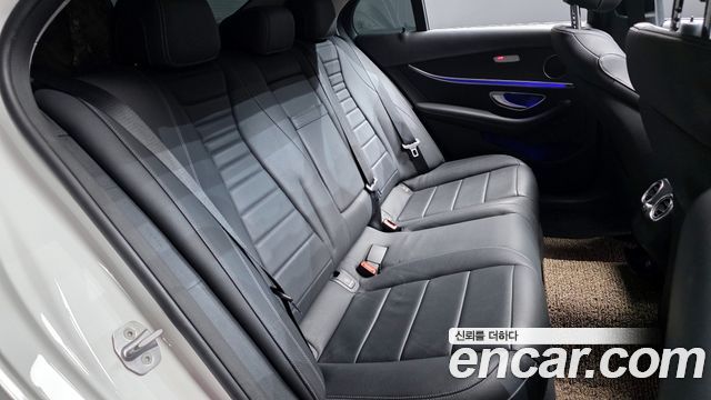 Mercedes-Benz E-Class 2017 — photo 11