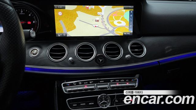 Mercedes-Benz E-Class 2017 — photo 14