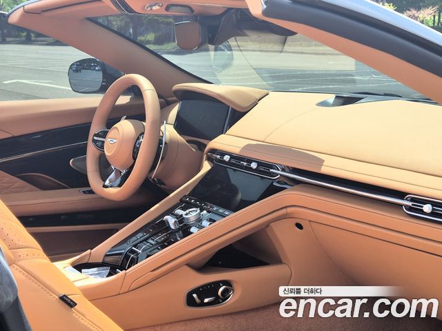 Aston Martin DB12 2025 — photo 11