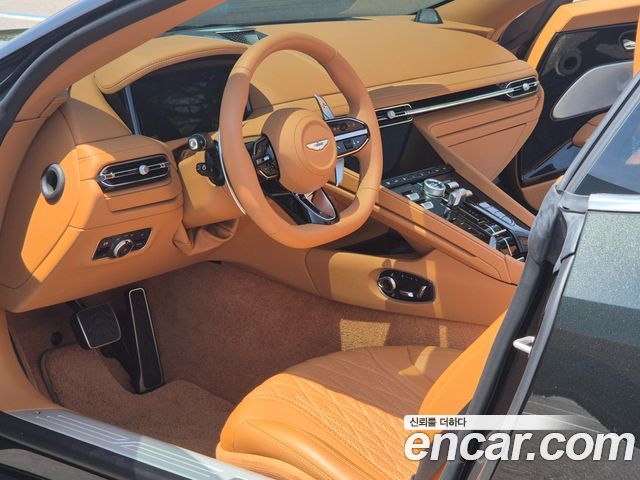 Aston Martin DB12 2025 — photo 16