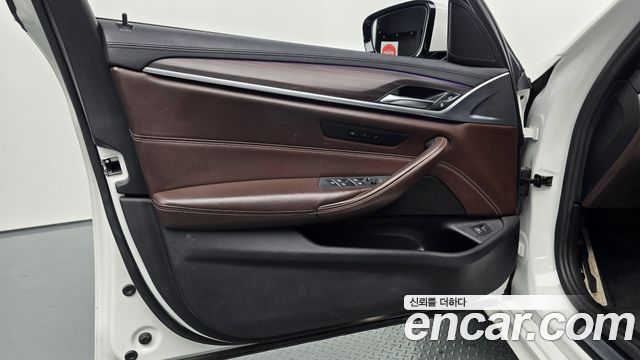 BMW 5-Series 2017 — photo 14