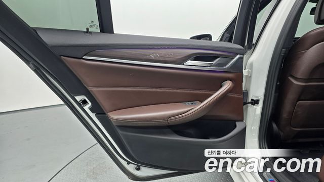 BMW 5-Series 2017 — photo 15