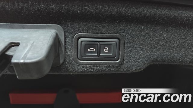 Audi A8 2015 — photo 16