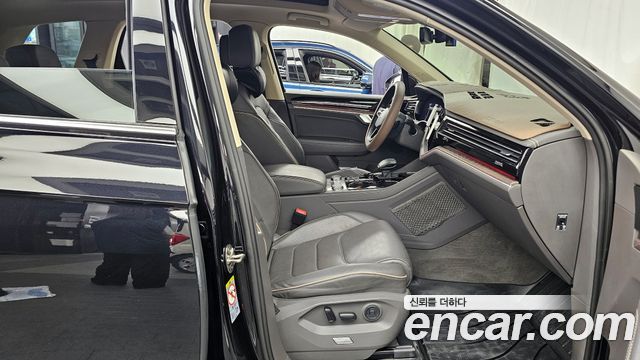 Volkswagen Touareg 2021 — photo 17