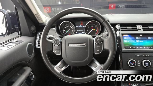 Land Rover Discovery 2018 — photo 19