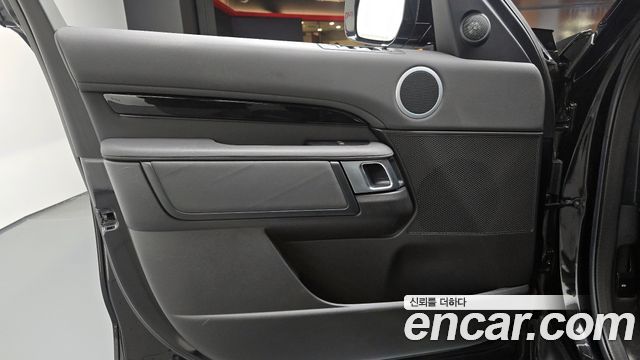 Land Rover Discovery 2018 — photo 14