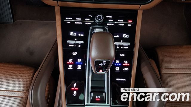 Porsche Cayenne 2020 — photo 34