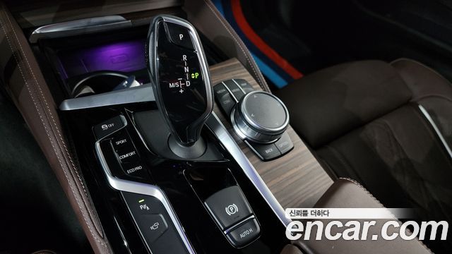 BMW 5-Series 2019 — photo 12