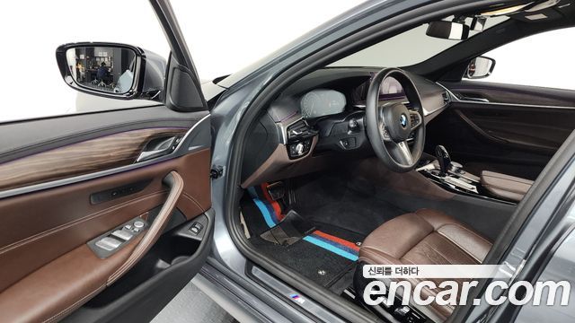 BMW 5-Series 2019 — photo 13