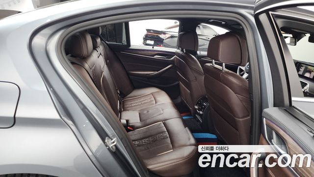 BMW 5-Series 2019 — photo 17