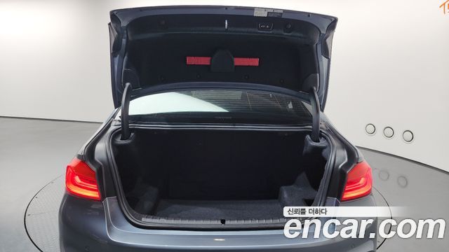 BMW 5-Series 2019 — photo 24